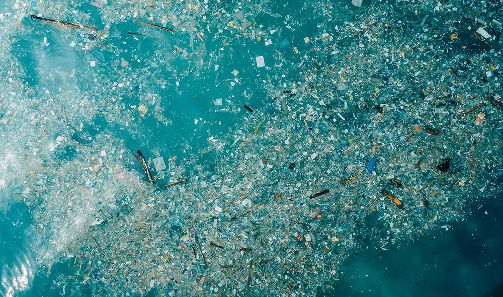 Billones de partículas de plástico invisibles están flotando en el océano y representaría riesgos para los ecosistemas. Foto: Shutterstock