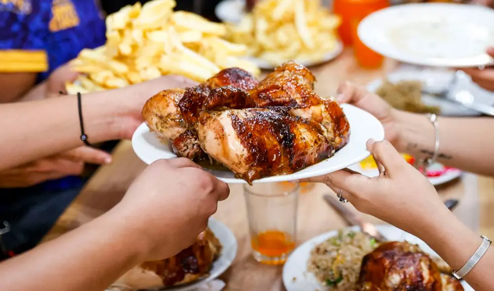 Los acompañantes del pollo a la brasa, como las papas, aportan muchas calorías