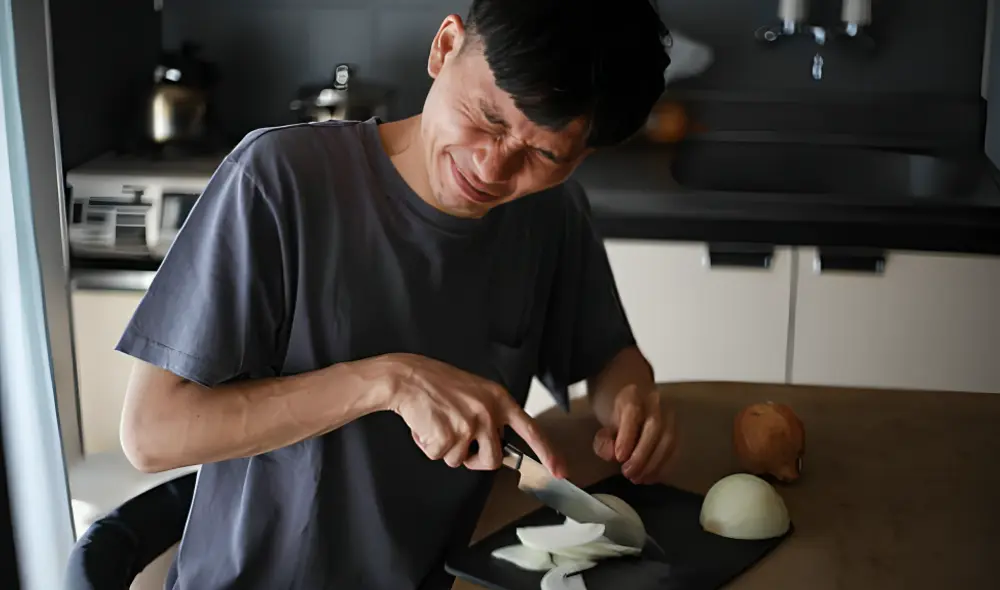 Descubre cómo el tipo de cuchillo influye en el lagrimeo al cortar cebolla. Foto: iStock