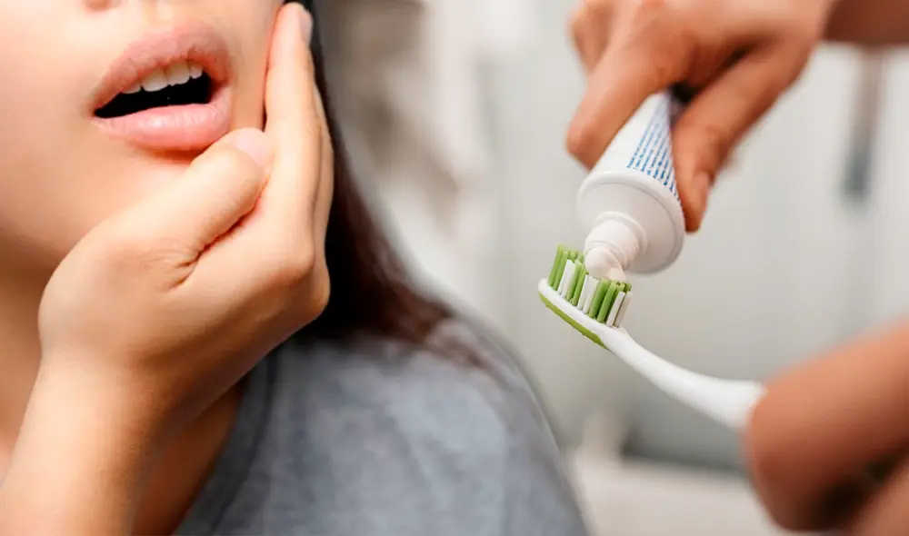 Pacientes reportaron ardor, hinchazón y escozor tras usar pastas dentales con fluoruro de estaño. Foto: composición LR