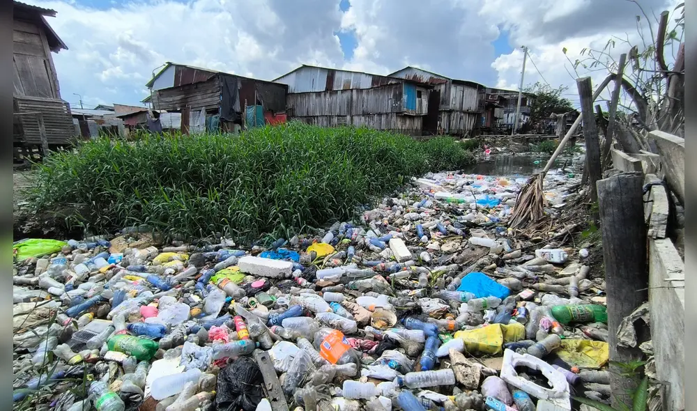 Vecinos de dos asentamientos humanos en Punchana viven rodeados de basura y sin agua potable. Foto: Yazmín Araujo.