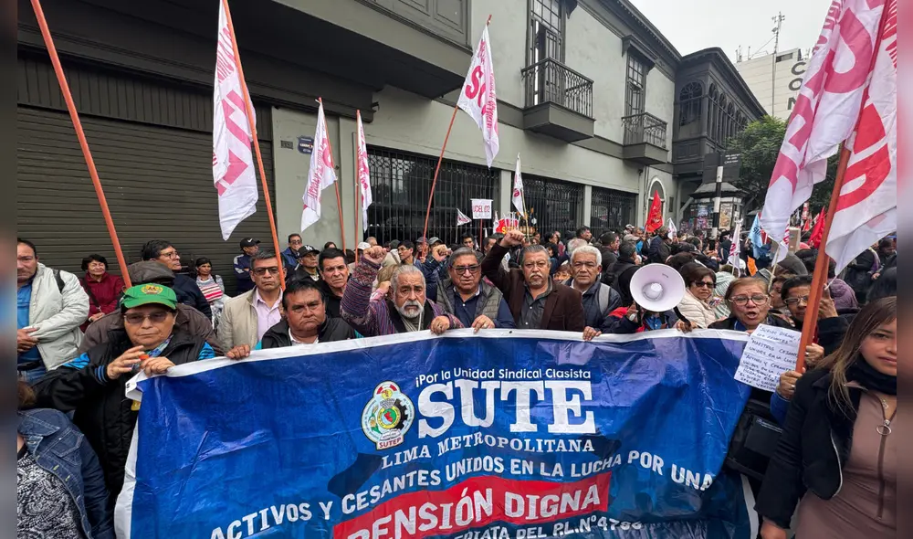Se anuncia una nueva movilización de no aprobarse proyecto que aumente pensiones de profesores cesantes y jubilados. Foto: Sutep.