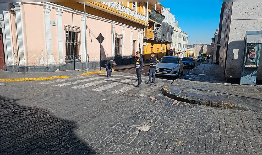 Agentes llegaron al lugar para continuar con las diligencias correspondientes: Foto: Mirelia Quispe, La Republica Agentes llegaron al lugar para continuar con las diligencias correspondientes: Foto: Mirelia Quispe, La Republica