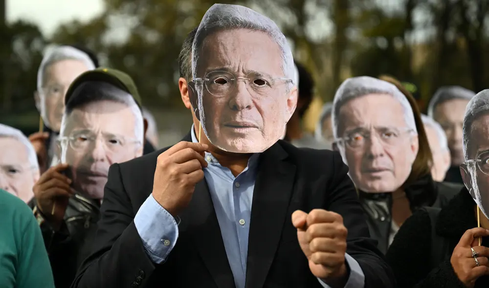 Uribe, líder del Centro Democrático, enfrenta su condena tras 13 años de juicio. Foto: AFP Uribe, líder del Centro Democrático, enfrenta su condena tras 13 años de juicio. Foto: AFP