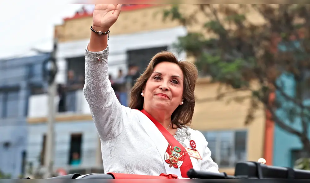 Dina Boluarte es rechazada por el público durante su participación en la Parada Militar. Foto: Presidencia