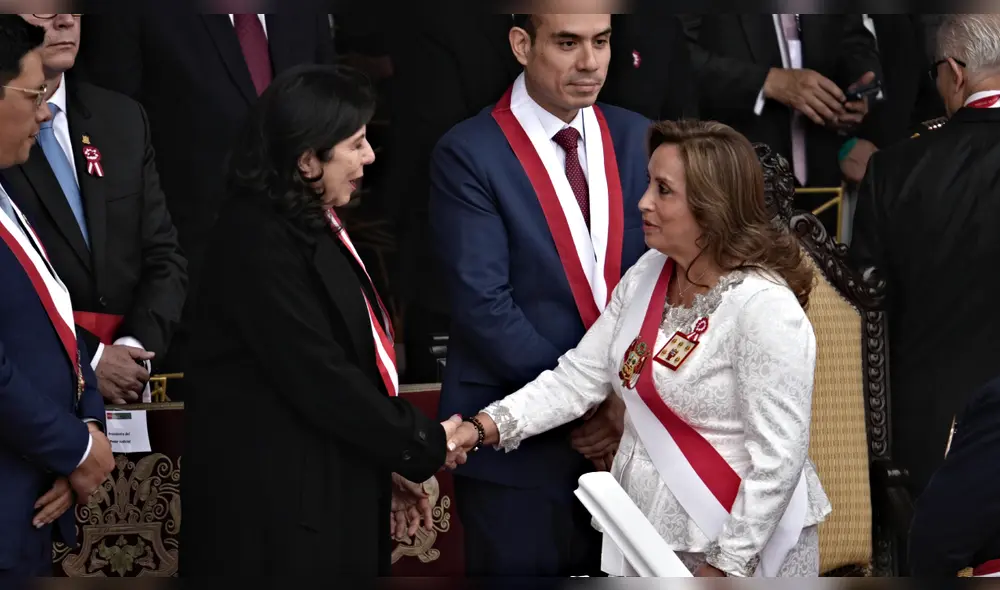 Dina Boluarte saluda a Janet Tello de una manera bastante fría. Foto: Jhon Reyes Dina Boluarte saluda a Janet Tello de una manera bastante fría. Foto: Jhon Reyes