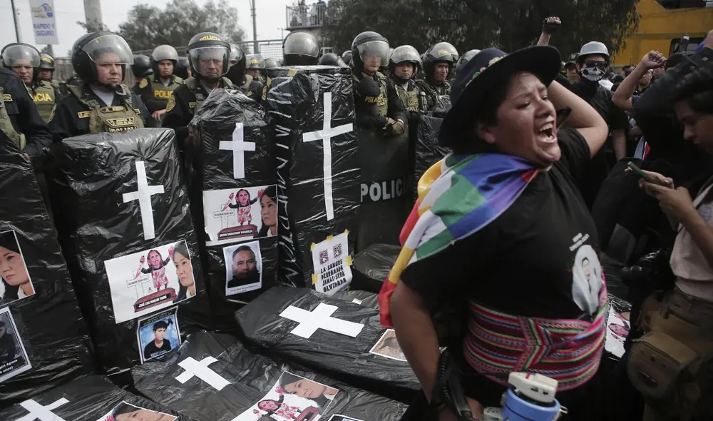 Agentes policiales bloquearon vías para impedir que manifestantes avancen por algunas calles. Foto: Marco Cotrina / La República Agentes policiales bloquearon vías para impedir que manifestantes avancen por algunas calles. Foto: Marco Cotrina / La República
