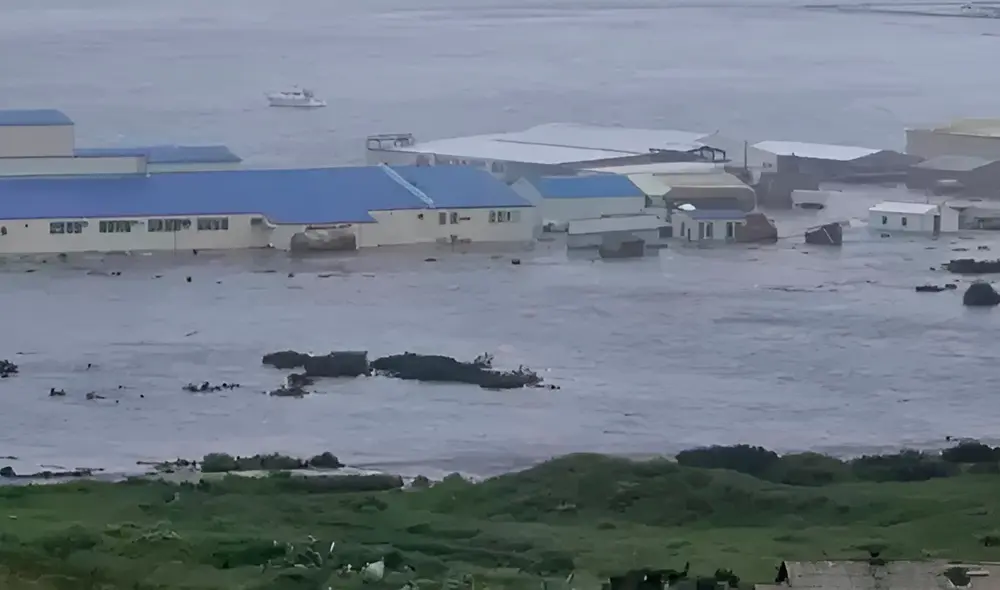 Varios edificios quedaron bajo el agua tras el devastador terremoto de Rusia. Varios edificios quedaron bajo el agua tras el devastador terremoto de Rusia.