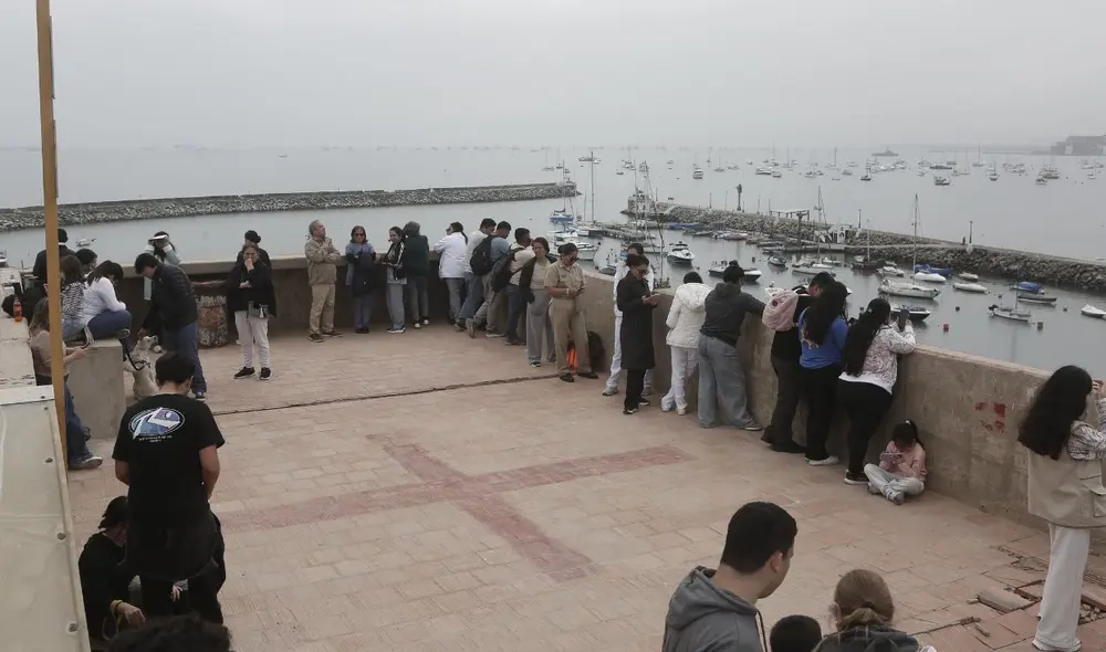 Vecinos y cadetes de La Punta se refugian en punto seguro tras alerta de tsunami Vecinos y cadetes de La Punta se refugian en punto seguro tras alerta de tsunami