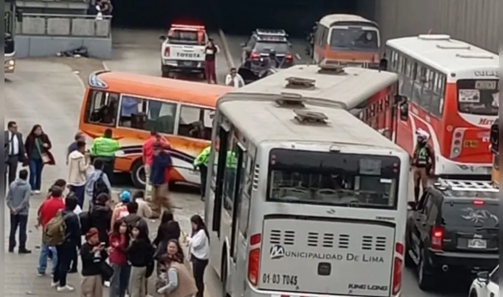 Trágico accidente entre coaster y el Metropolitano en Dos de Mayo.