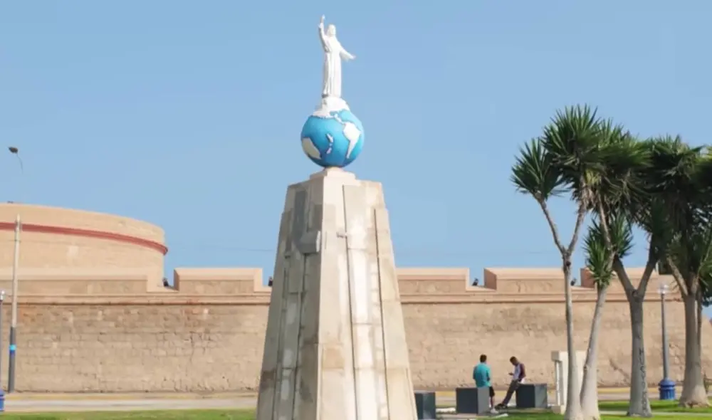 La estatua se ha convertido en punto de encuentro para algunos salvadoreños residentes en Lima y Callao
