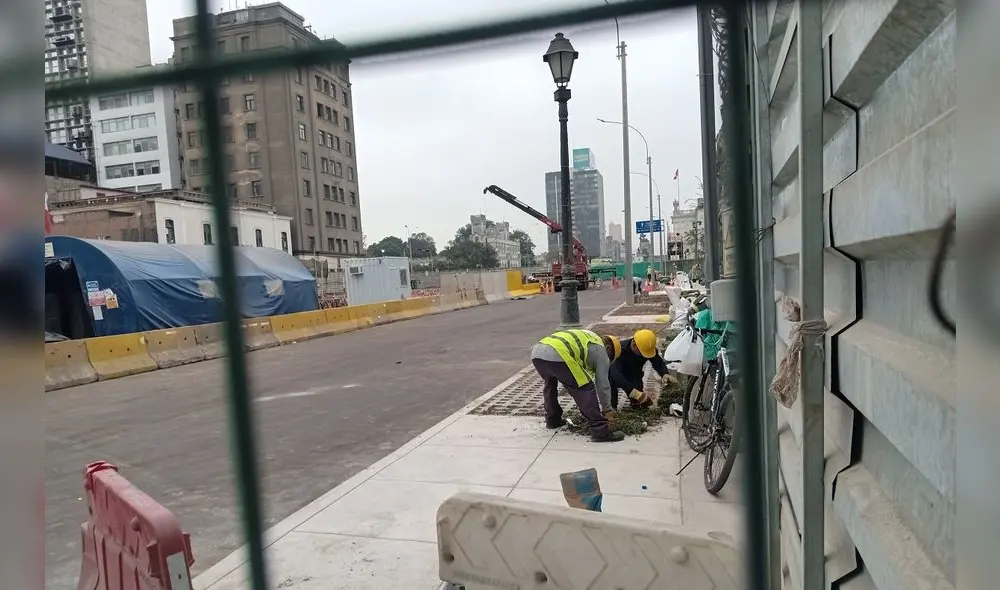 Obreros trabajan en los últimos detalles del Paseo Colón. Crédito: Carlos Contreras.