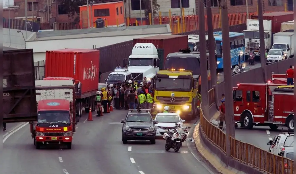 Bomberos tuvieron que atender emergencia desde vía contraria por congestión vehicular.