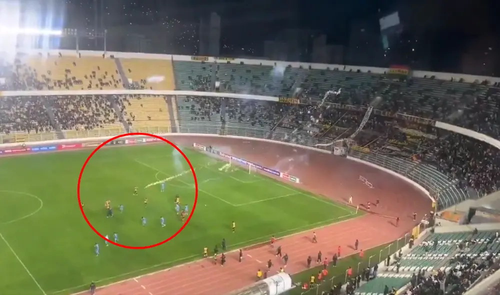 The Strongest podría recibir fuerte multa tras lanzamiento de bengalas al campo. Foto: composición LR/captura de Barras del Mundo