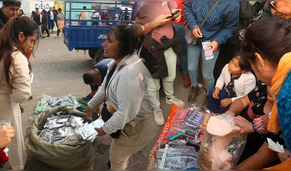 Vecinos de Ancón se aglomeran en puntos de venta informal tras la llegada de contenedores del buque Ever Lunar