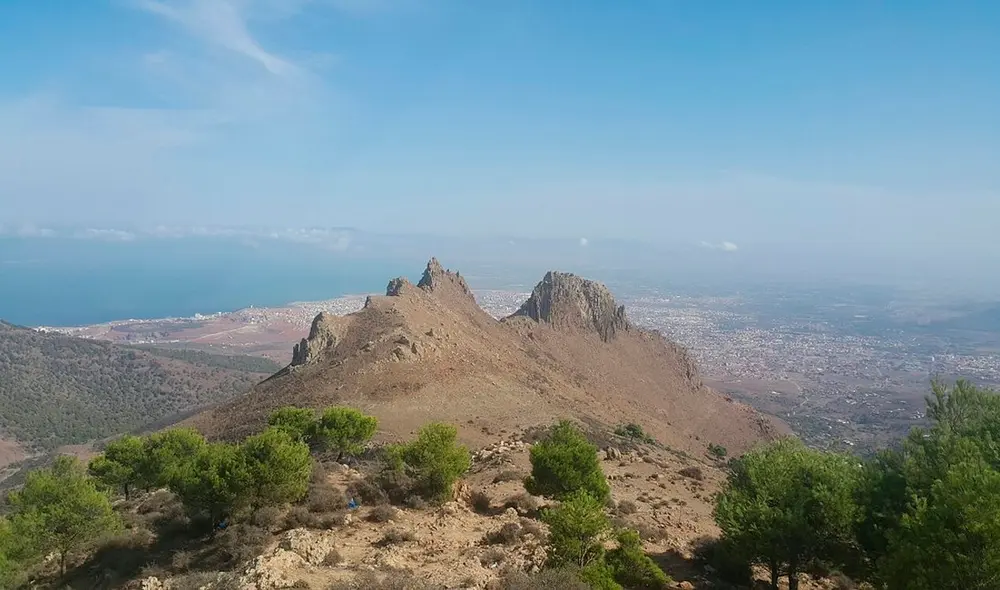 Marruecos apuesta por transformar el Monte Gurugú, antiguo símbolo de presión migratoria, en un nuevo destino turístico de valor ecológico, geológico y cultural cerca de la frontera con Melilla, España. Marruecos apuesta por transformar el Monte Gurugú, antiguo símbolo de presión migratoria, en un nuevo destino turístico de valor ecológico, geológico y cultural cerca de la frontera con Melilla, España.