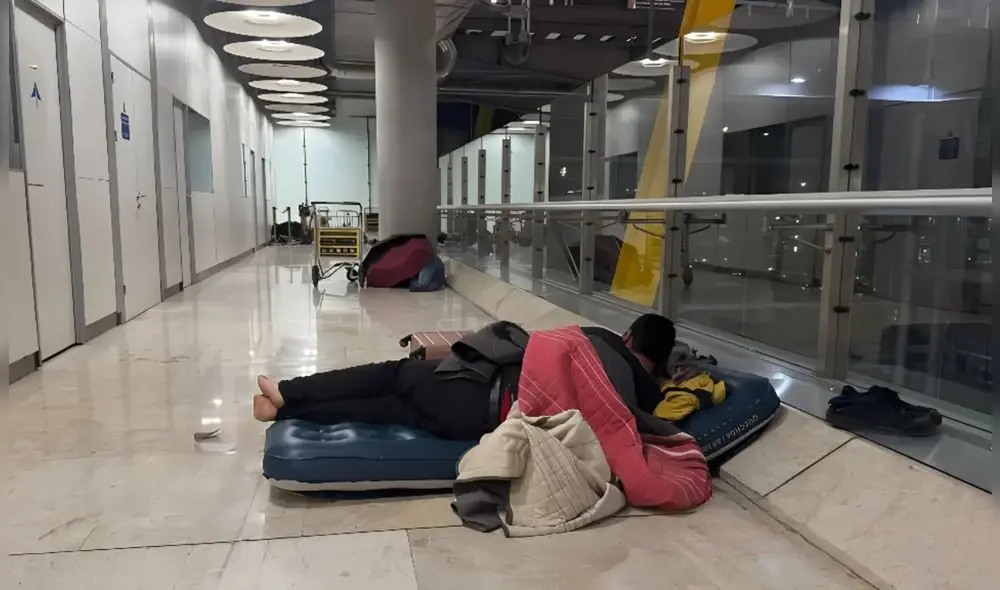 Cientos de migrantes duermen cada noche en el aeropuerto de Madrid-Barajas, víctimas de la precariedad laboral, el alto costo del alquiler y la falta de respuestas institucionales.
