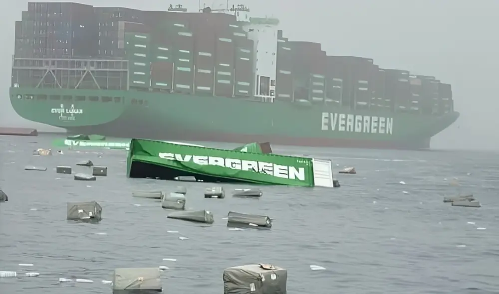 50 contenedores cayeron en la bahía del Callao desde el buque taiwanés Ever Lunar.