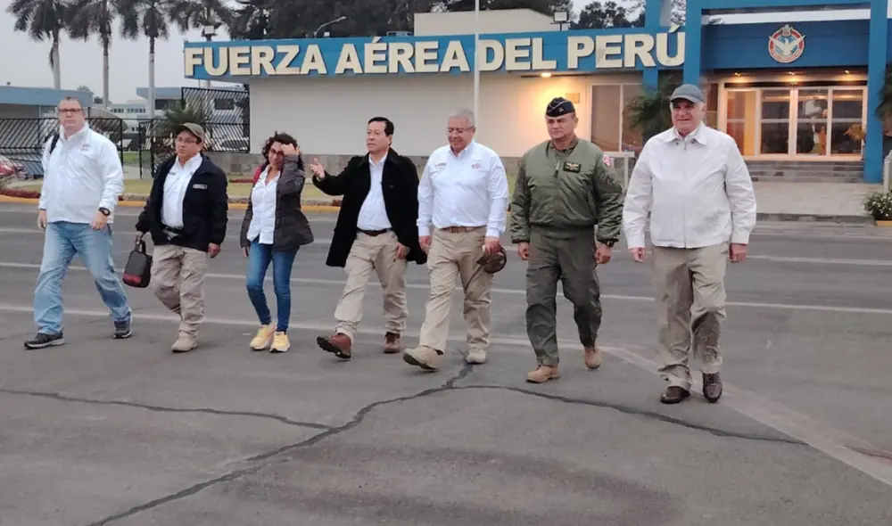 El primer ministro, Eduardo Arana, y ministros llegan a isla Santa Rosa. Foto: PCM. El primer ministro, Eduardo Arana, y ministros llegan a isla Santa Rosa. Foto: PCM.