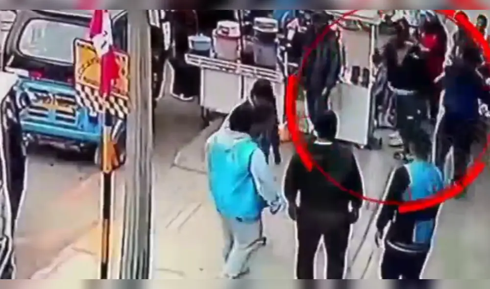 Transeúntes trataron de detener la pelea entre ambos mototaxistas.