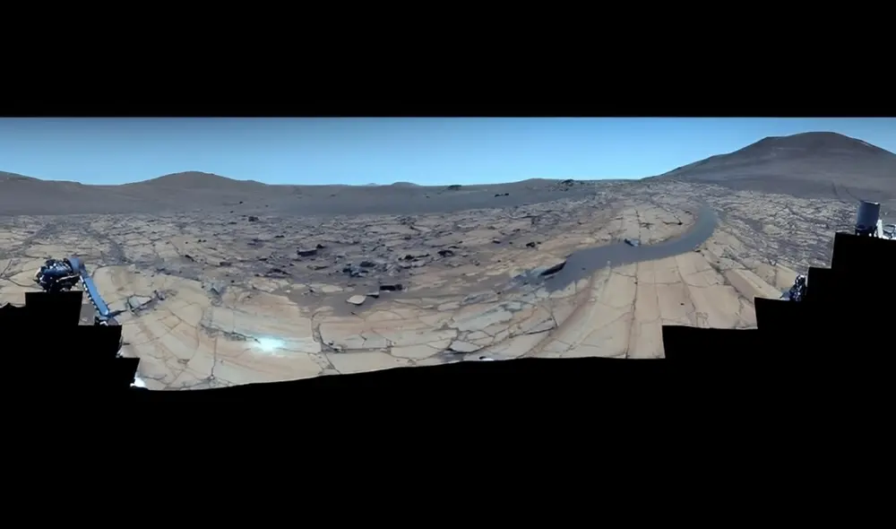 Marte revelado: cielo azul engañoso y terreno rojo en panorámica sin igual. Marte revelado: cielo azul engañoso y terreno rojo en panorámica sin igual.