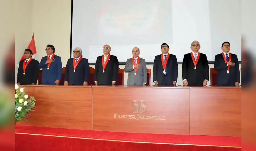 El evento incluyó el izamiento del Pabellón Nacional y una paraliturgia.