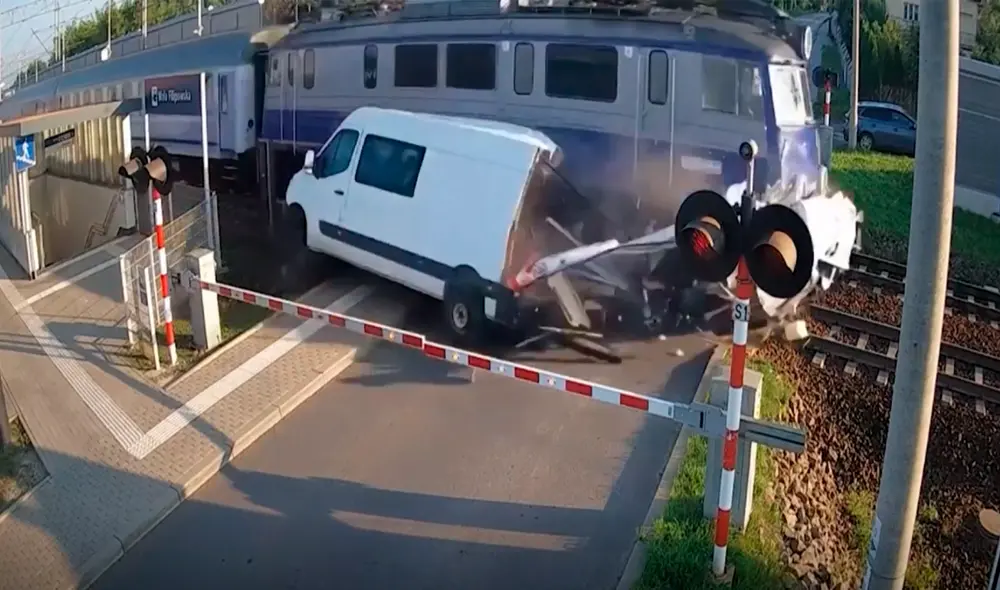 Tren a toda velocidad destrozó furgoneta que intentaba cruzar riel en Polonia. Tren a toda velocidad destrozó furgoneta que intentaba cruzar riel en Polonia.