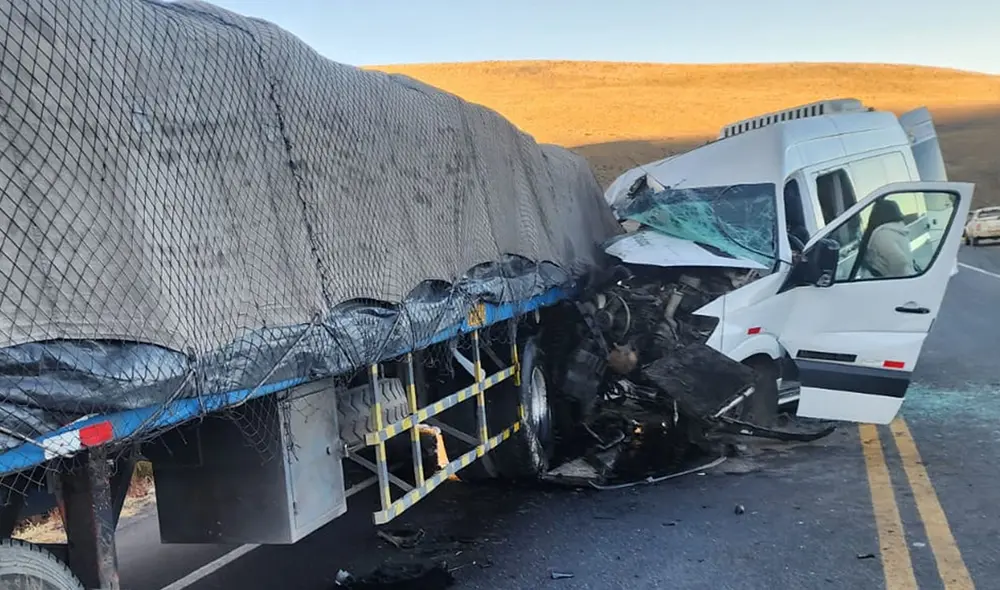 Miniván impactó por alcance contra el tráiler. Foto: Policía de Carreteras. Miniván impactó por alcance contra el tráiler. Foto: Policía de Carreteras.