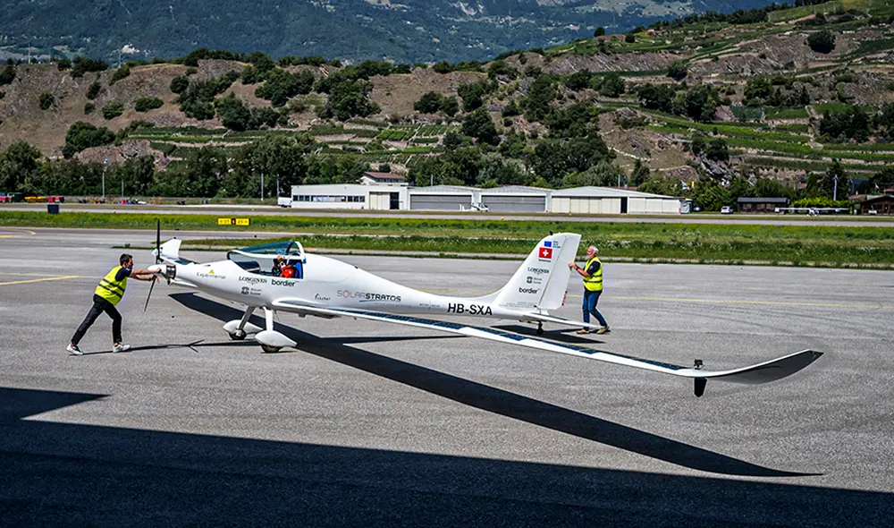 El piloto suizo Raphael Domjan, se prepara para despegar en su primer intento para obtener un nuevo récord de aviación y alcanzar los 10.000 metros a bordo del avión solar SolarStratos.  Foto: AFP