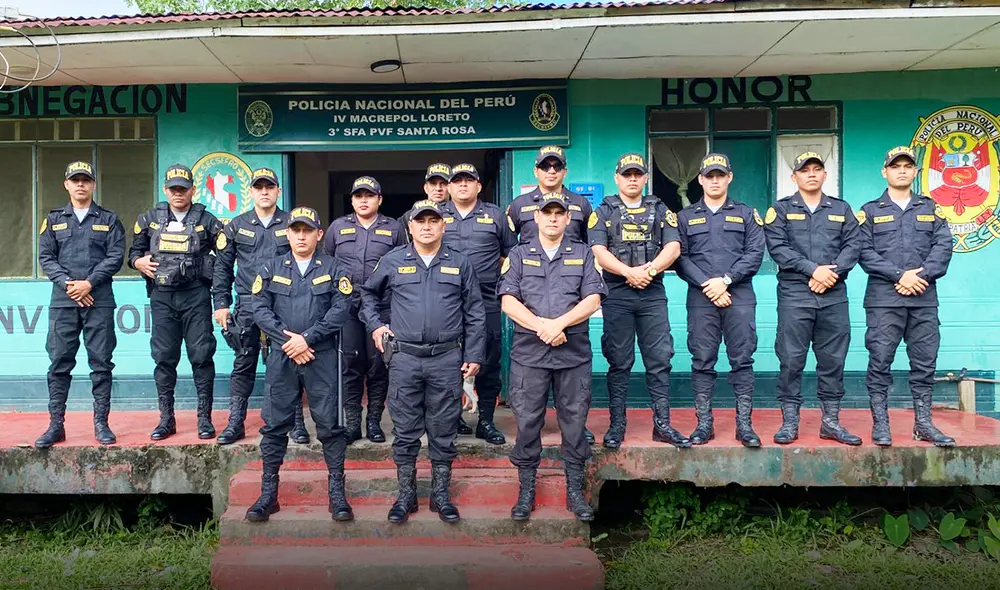 La última línea. Los 14 efectivos del Puesto Policial de Santa Rosa frente al precario local que se les ha asignado. Solo cuentan con un bote viejo para perseguir a las mafias por el ríos Amazonas. Foto: difusión La última línea. Los 14 efectivos del Puesto Policial de Santa Rosa frente al precario local que se les ha asignado. Solo cuentan con un bote viejo para perseguir a las mafias por el ríos Amazonas. Foto: difusión