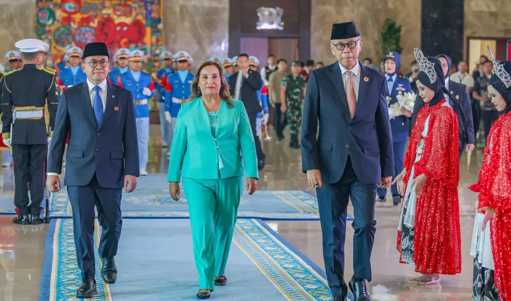 Dina Boluarte arribó a Yakarta. Mandataria deberá volver al Perú el martes 12 de agosto. Foto: Presidencia