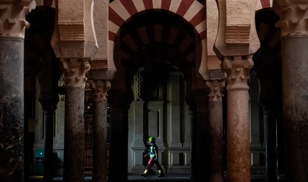 El incendio en la Mezquita-Catedral de Córdoba dañó tres capillas. Autoridades investigan el origen y se planifica su restauración.