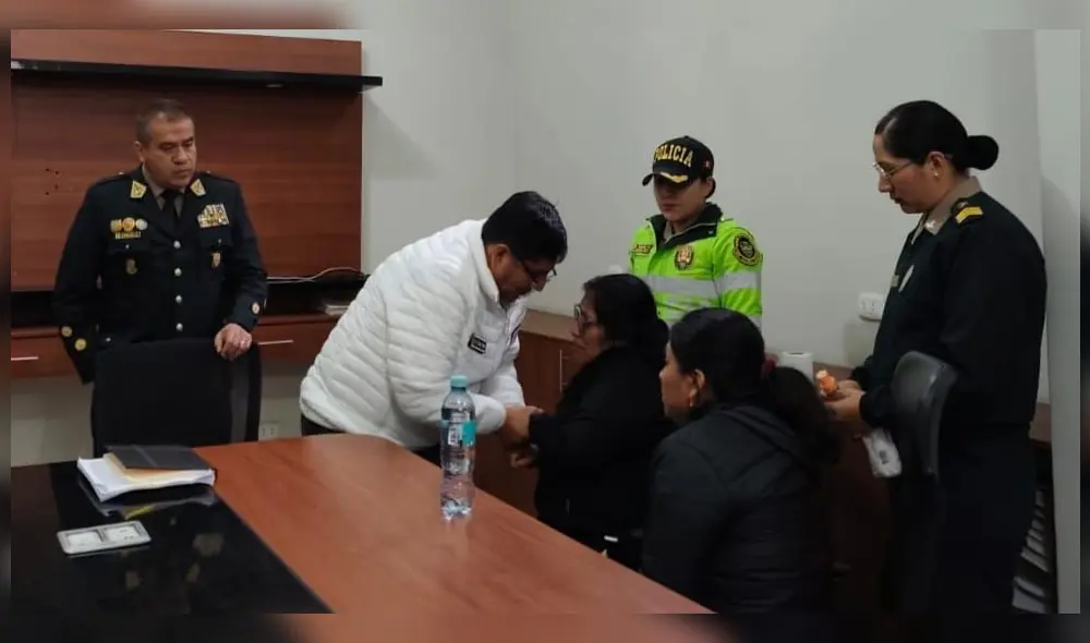 Madre y hermana del suboficial Juan Díaz son consoladas por el Ministro del Interior. (Foto: Mininter