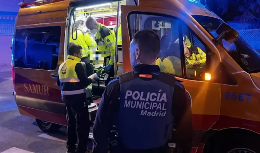 La policía municipal de Madrid analiza navajas abandonadas y grabaciones de cámaras de seguridad en la zona.