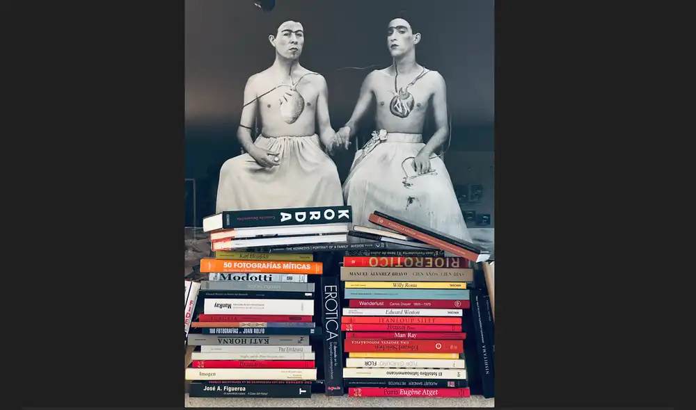 La exhibición contará también con dos fotos icónicas de “Las yeguas del apocalipsis”, colectivo de performance formado por Francisco Casas y Pedro Lemebel . Imagen: Difusión. La exhibición contará también con dos fotos icónicas de “Las yeguas del apocalipsis”, colectivo de performance formado por Francisco Casas y Pedro Lemebel . Imagen: Difusión.