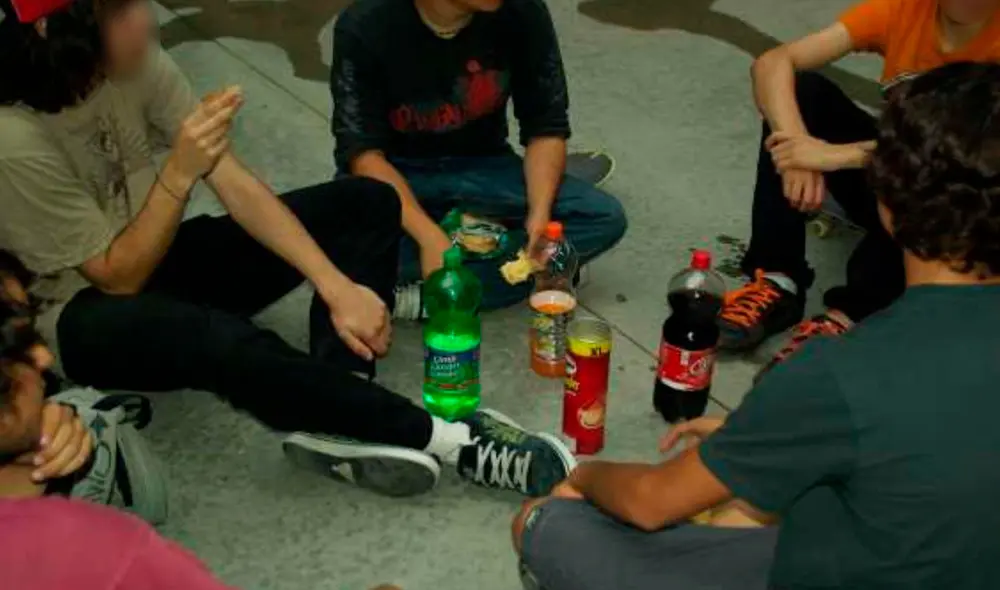 La madre se contactó con su hijo, pero se dio con la sorpresa de que estaba libando licor con sus amigos.