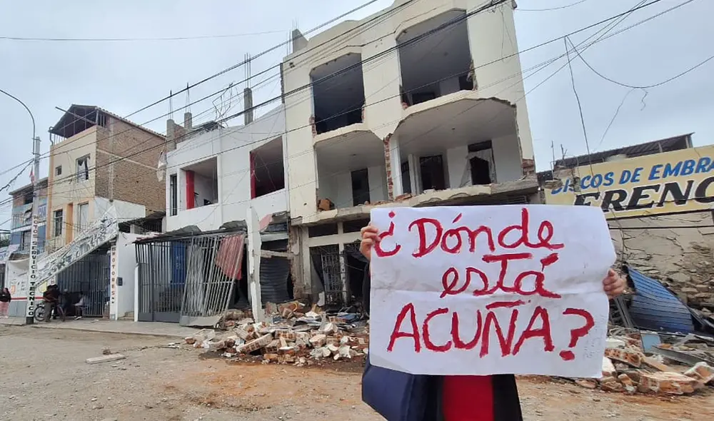 Vecinos  afectados reclamaron ausencia de gobernador de La Libertad César Acuña. Foto: Yolanda Goicochea - La República.