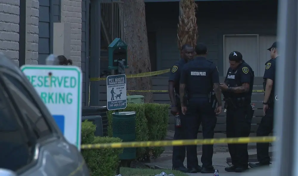 La Policía de Houston ingresaron al departamento de los tres niños hambrientos.