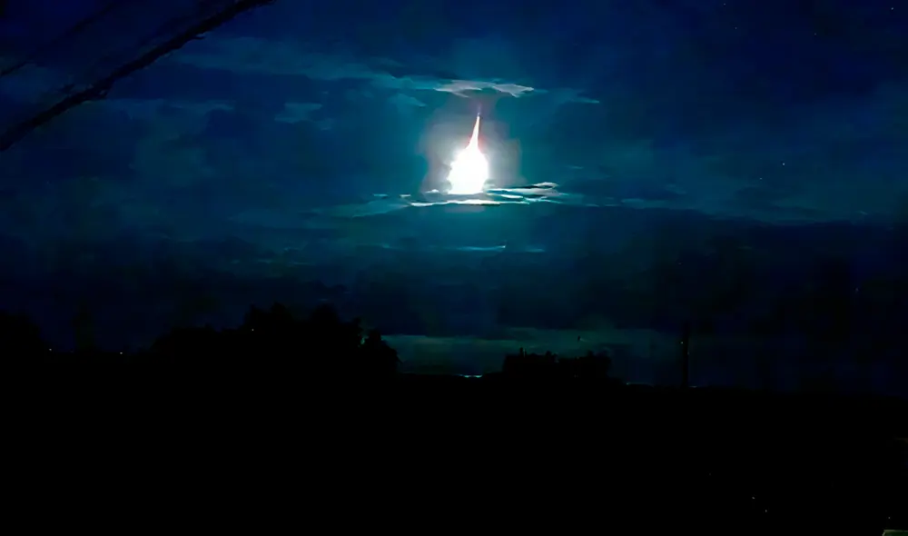 La bola de fuego iluminó los cielos de la ciudad de Kyushu en Japón. Foto: Captura