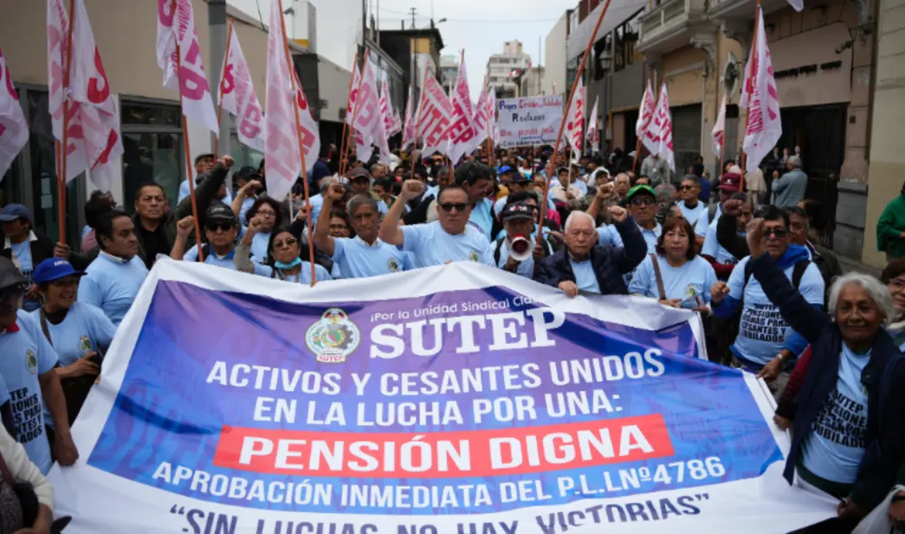 El proyecto de ley 3864 podría aumentar las pensiones docentes de S/800 a S/3.300, lo que equivaldría al sueldo de un maestro en la primera escala. La marcha busca su pronta aprobación. El proyecto de ley 3864 podría aumentar las pensiones docentes de S/800 a S/3.300, lo que equivaldría al sueldo de un maestro en la primera escala. La marcha busca su pronta aprobación.