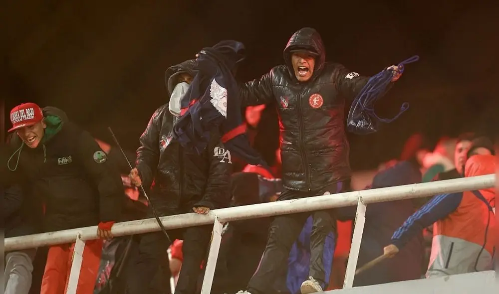 El partido entre Independiente y Universidad de Chile quedó opacado por graves incidentes y deficiencias en la organización