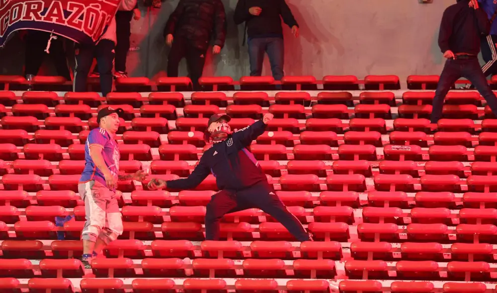 El partido entre U. de Chile e Independiente fue cancelado en el arranque del segundo tiempo. Foto: AFP