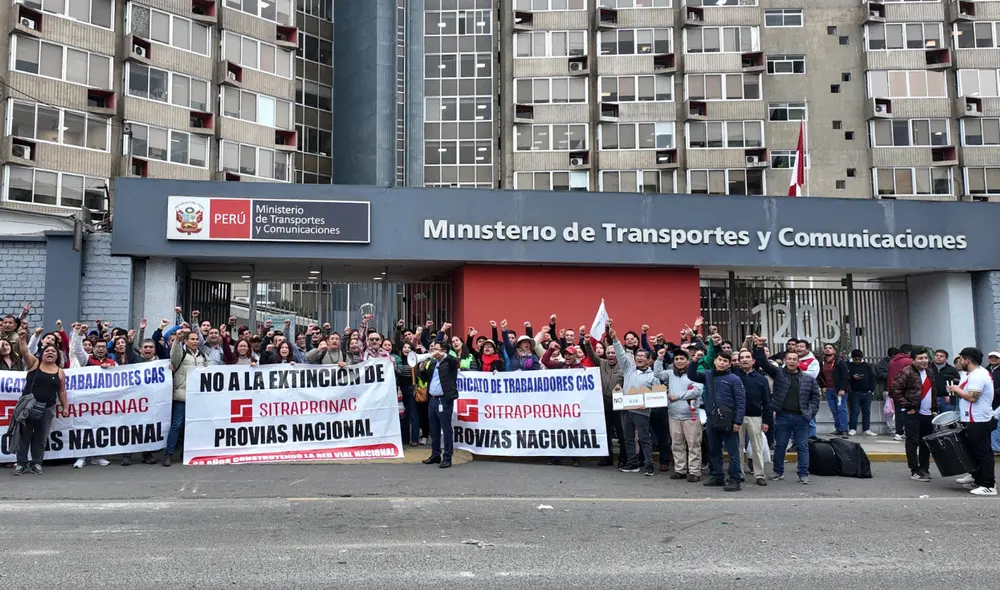 Sindicato de Trabajadores CAS de Provías Nacional afuera del MTC. Foto: Sitrapronac