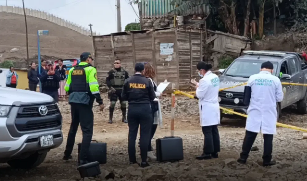Vecinos alertaron a la Policía Nacional del Perú sobre el avistamiento del cuerpo del hombre, que traía un polo negro y jeans.