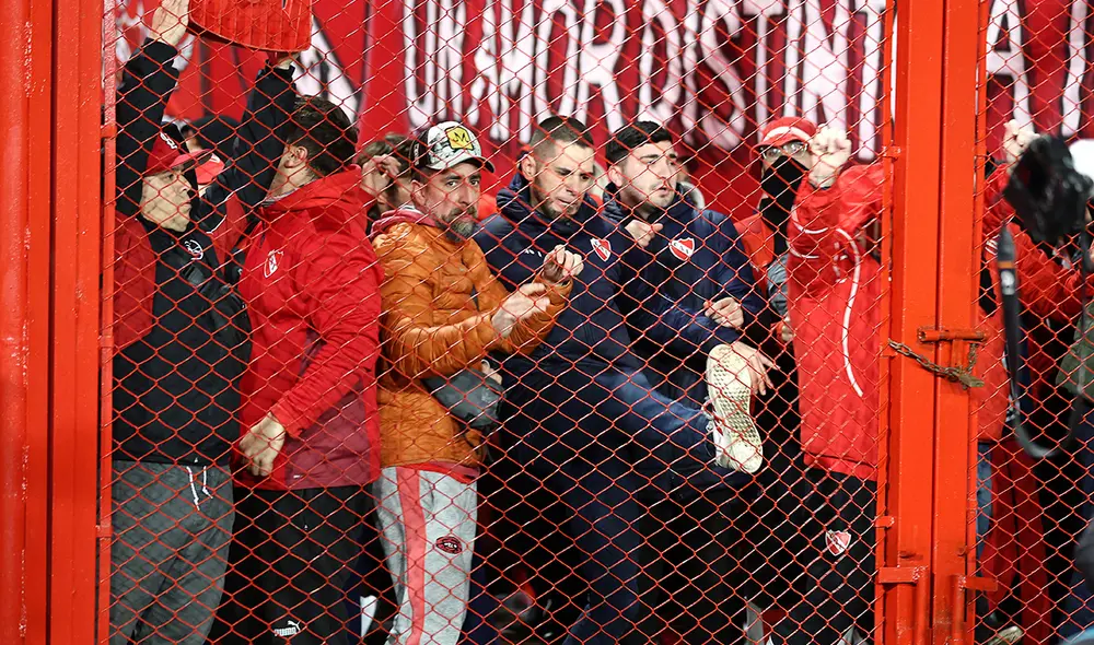 Videos en redes sociales mostraron a barristas de Independiente apaleando a hinchas de la U. de Chile. Foto: AFP