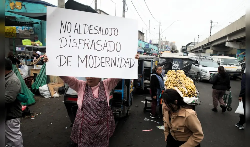 Comerciantes protestan por la falta de diálogo por parte de la Municipalidad de Lima. Foto: Carlos Felix/ La República. Comerciantes protestan por la falta de diálogo por parte de la Municipalidad de Lima. Foto: Carlos Felix/ La República.