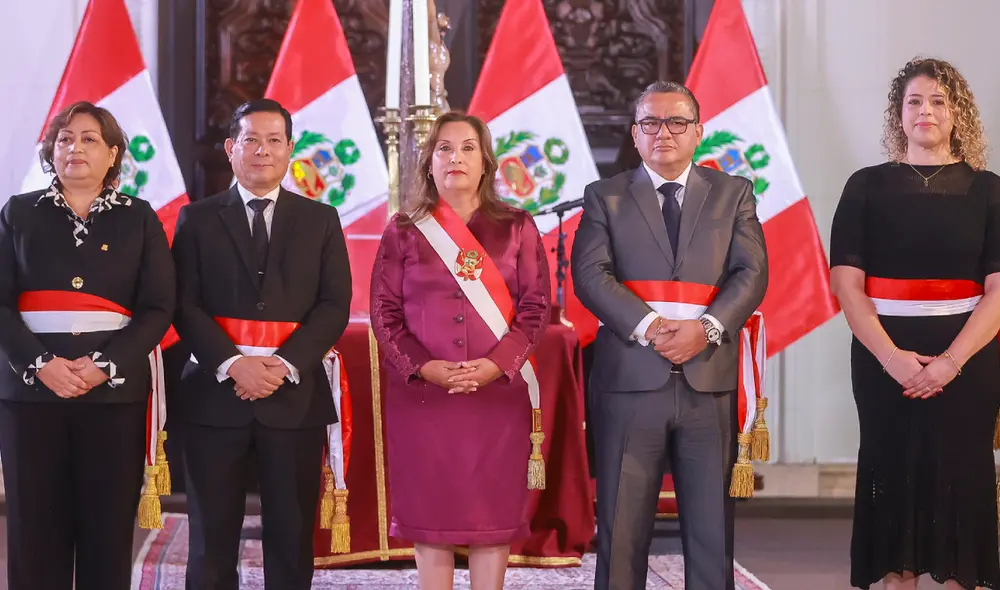 Dina Boluarte toma juramento a nuevos ministros. Foto: composición LR