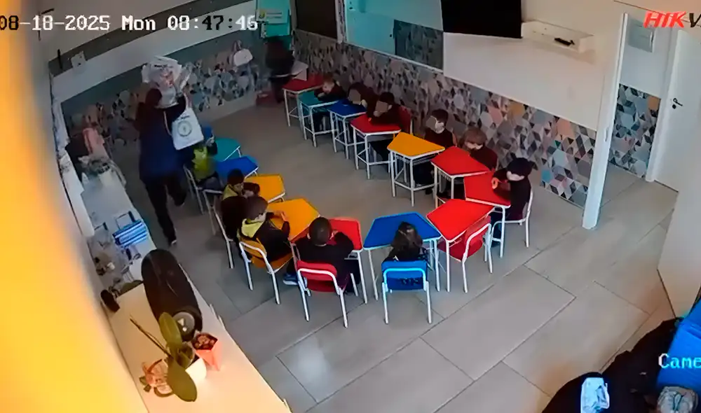 Cámaras grabaron agresión de maestra brasileña contra su menor alumno dentro de aula.