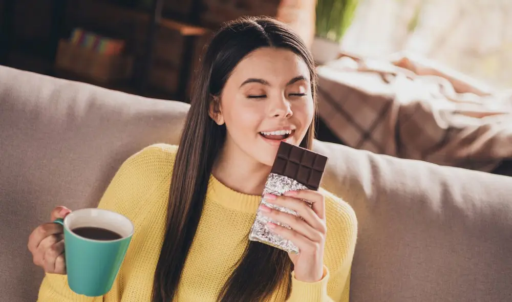 El té y chocolate negro son alimentos ricos en flavonoles, compuestos naturales que reducen la presión arterial. Foto: IStock