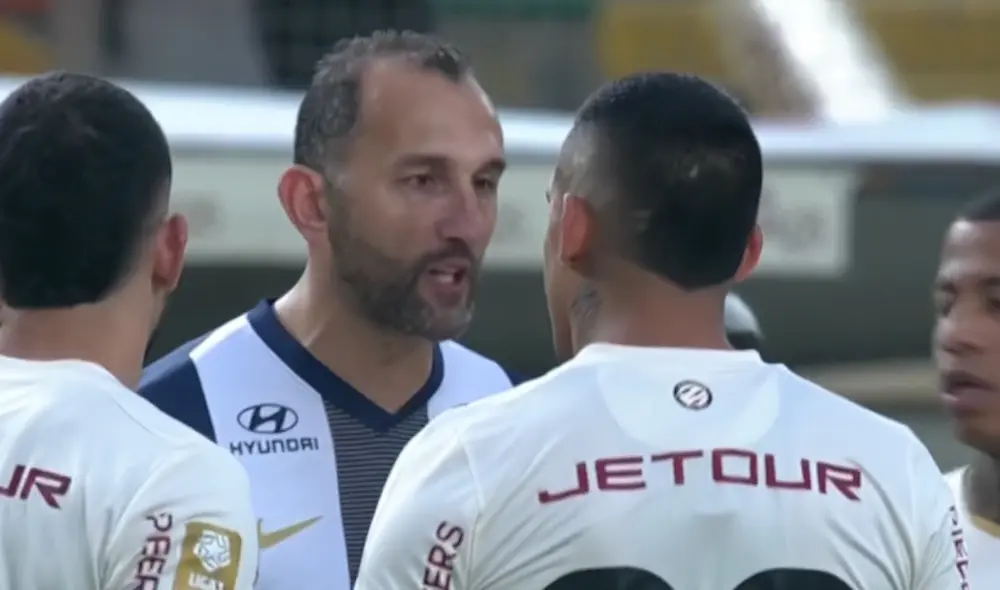 Fuerte discusión entre los delanteros Hernán Barcos y Valera en el 'Clásico'. Foto: Gol Perú